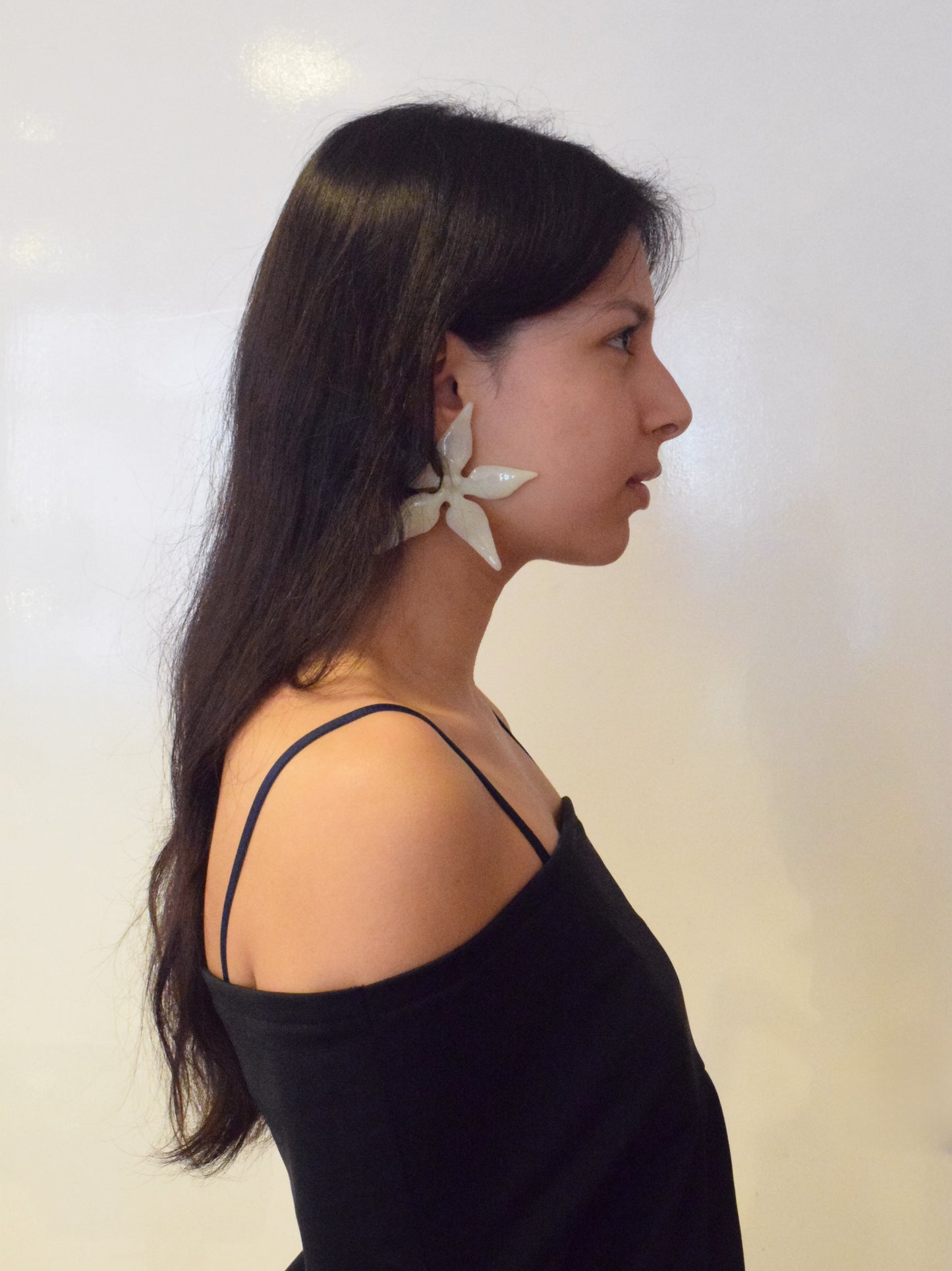 WHITE FLOWER EARRINGS