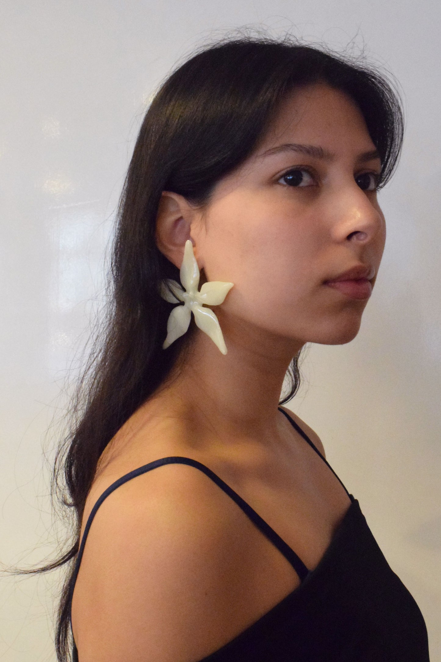 WHITE FLOWER EARRINGS