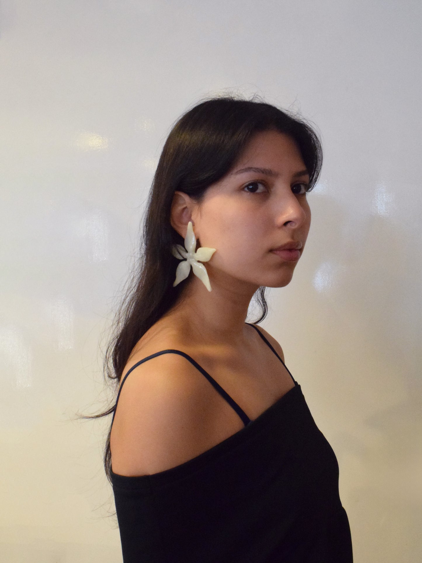 WHITE FLOWER EARRINGS