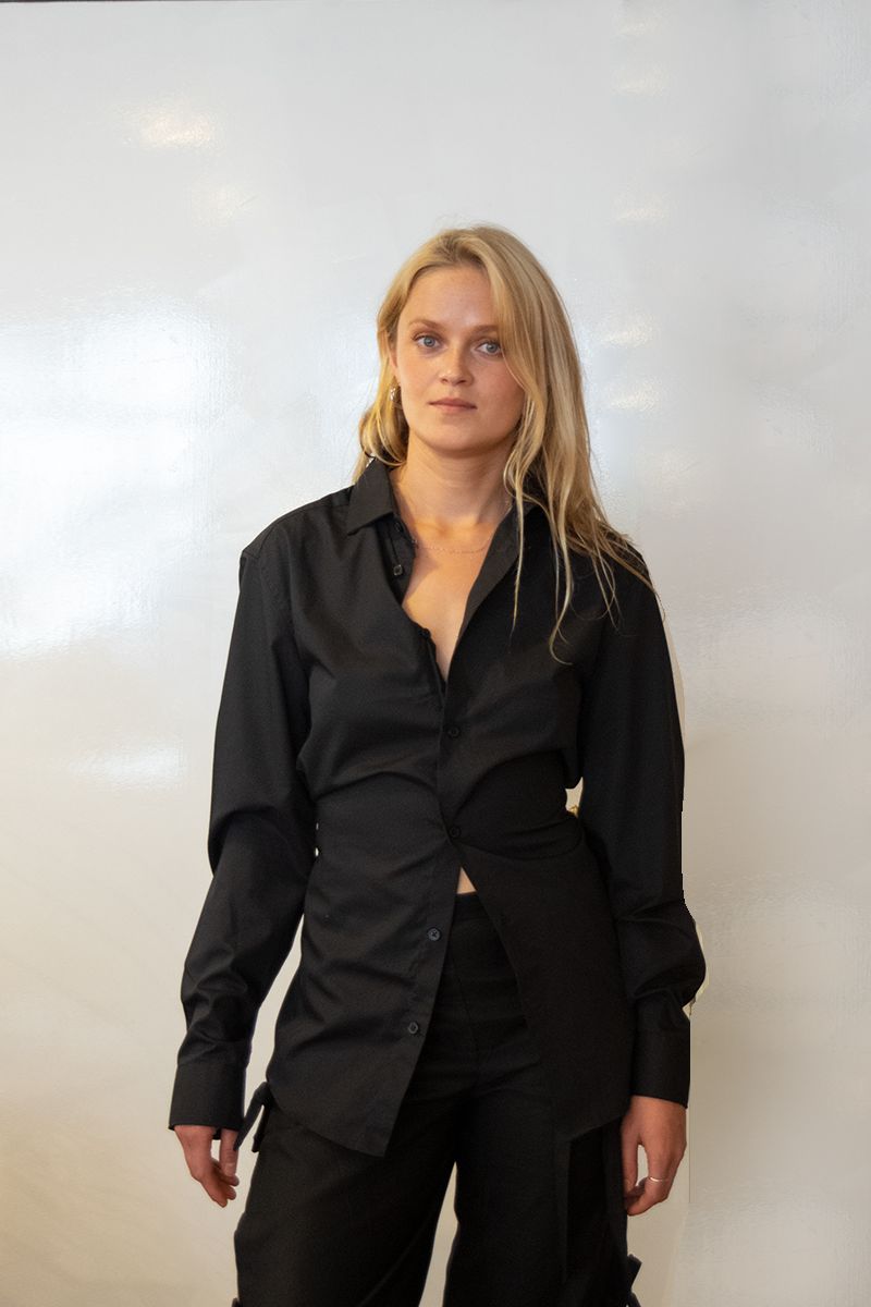 BLACK SHIRT WITH OPEN BACK