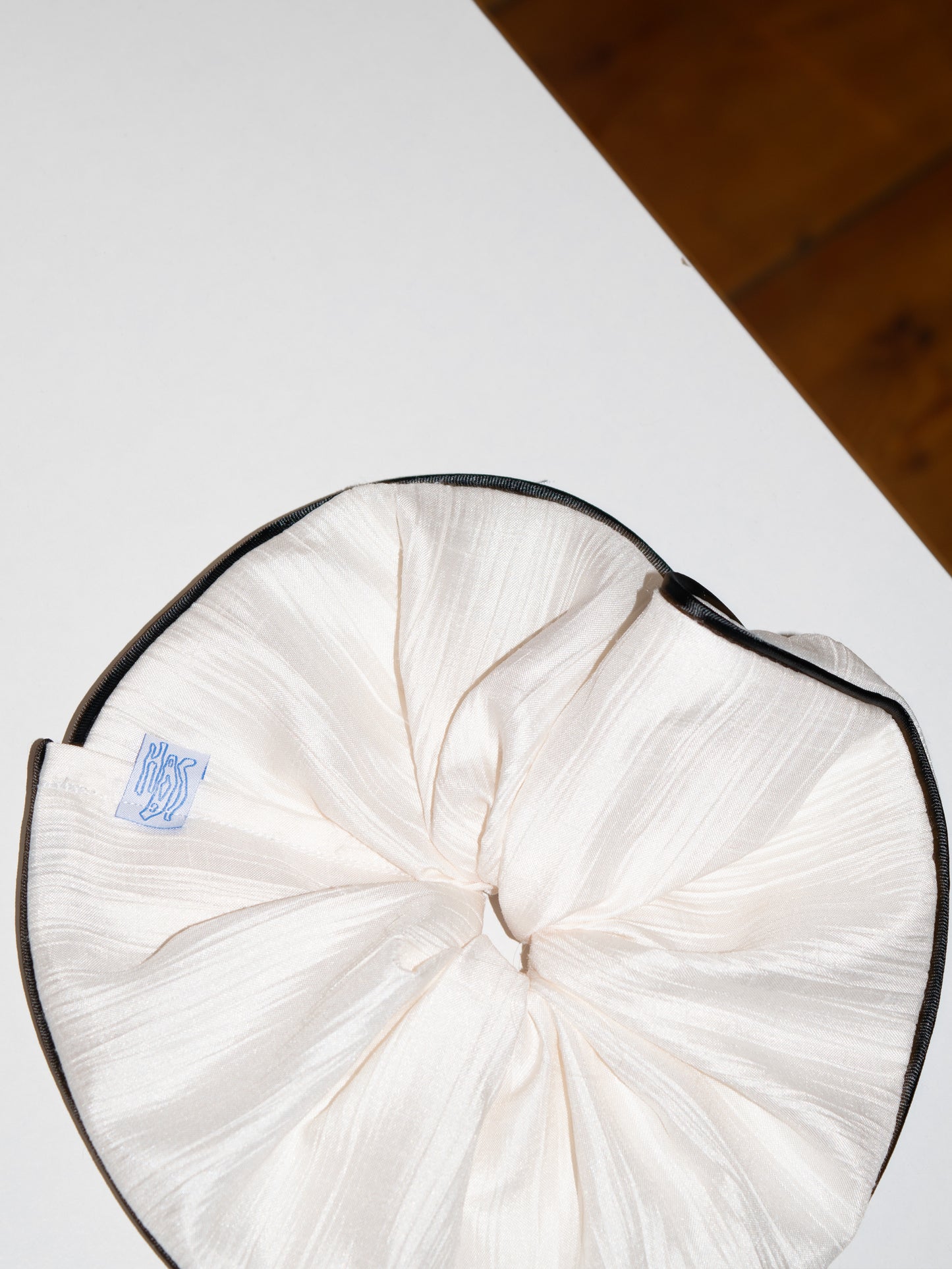 PLISSE SCRUNCHIE WHITE AND BLACK