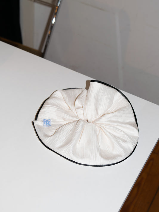 PLISSE SCRUNCHIE WHITE AND BLACK
