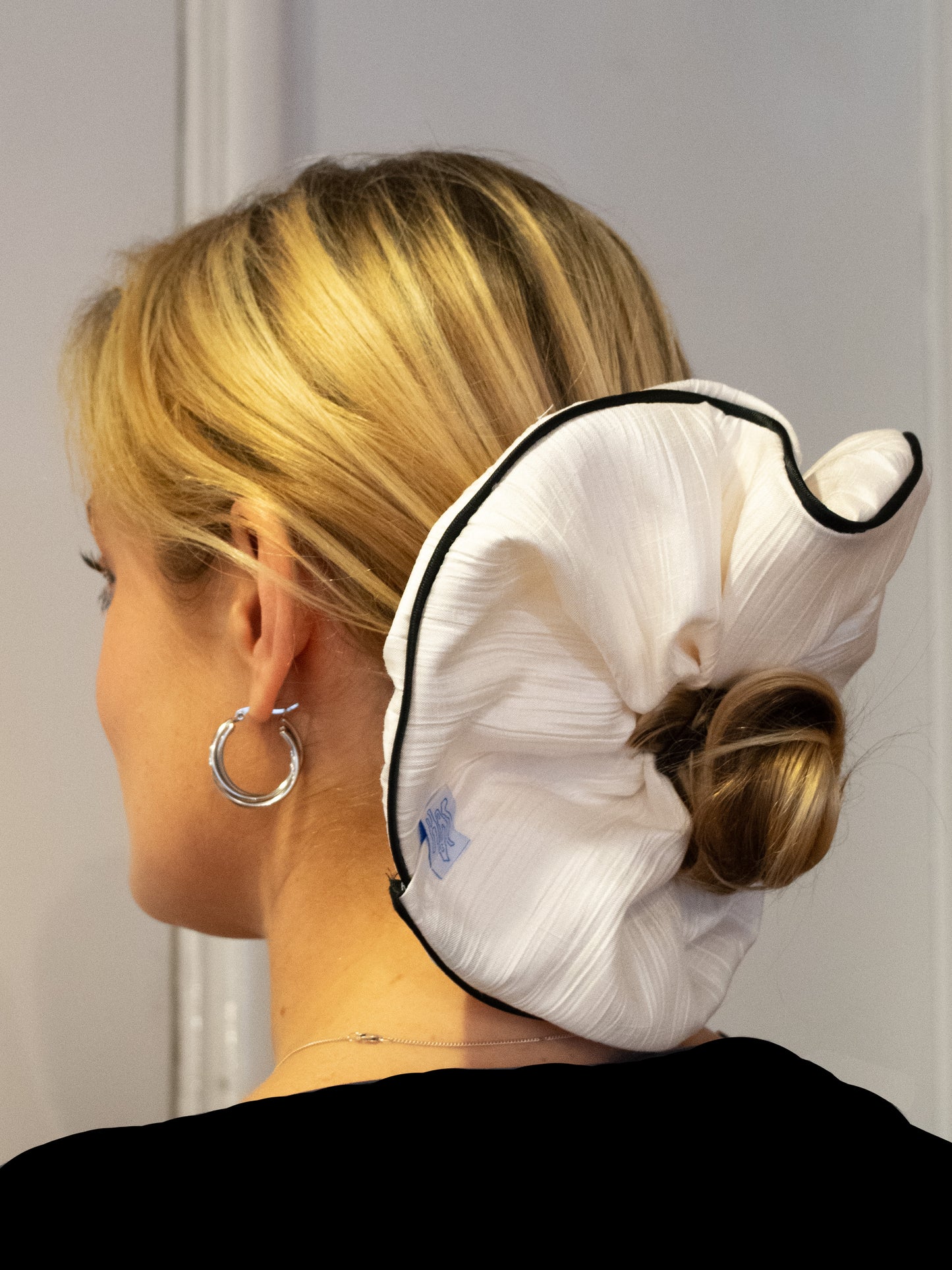 PLISSE SCRUNCHIE WHITE AND BLACK