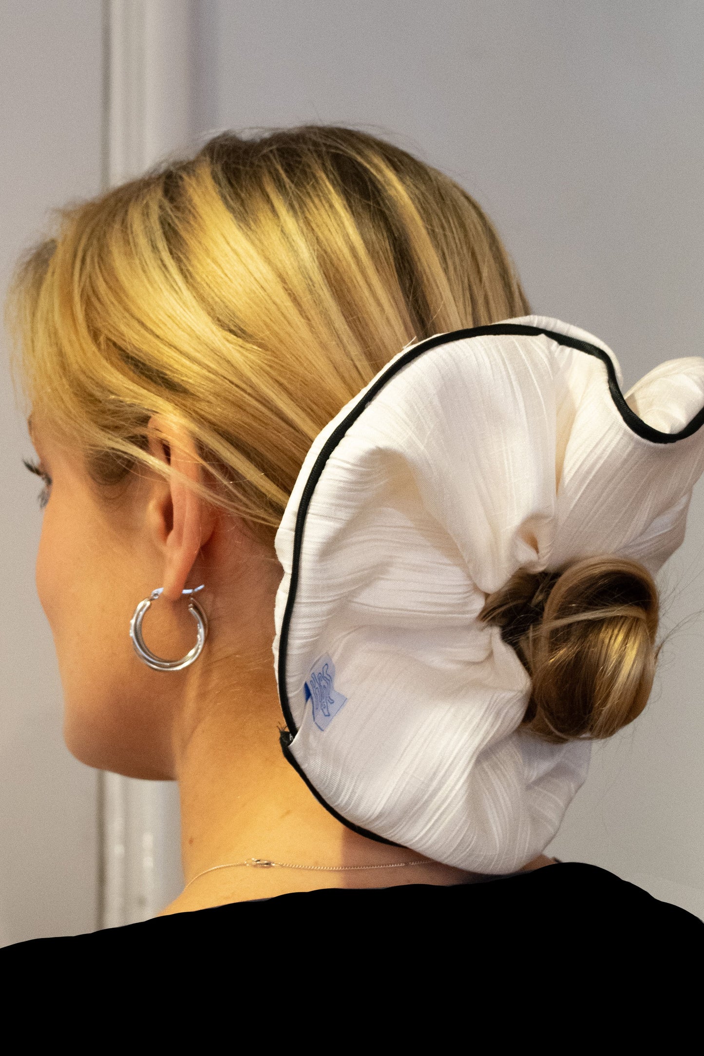 PLISSE SCRUNCHIE WHITE AND BLACK