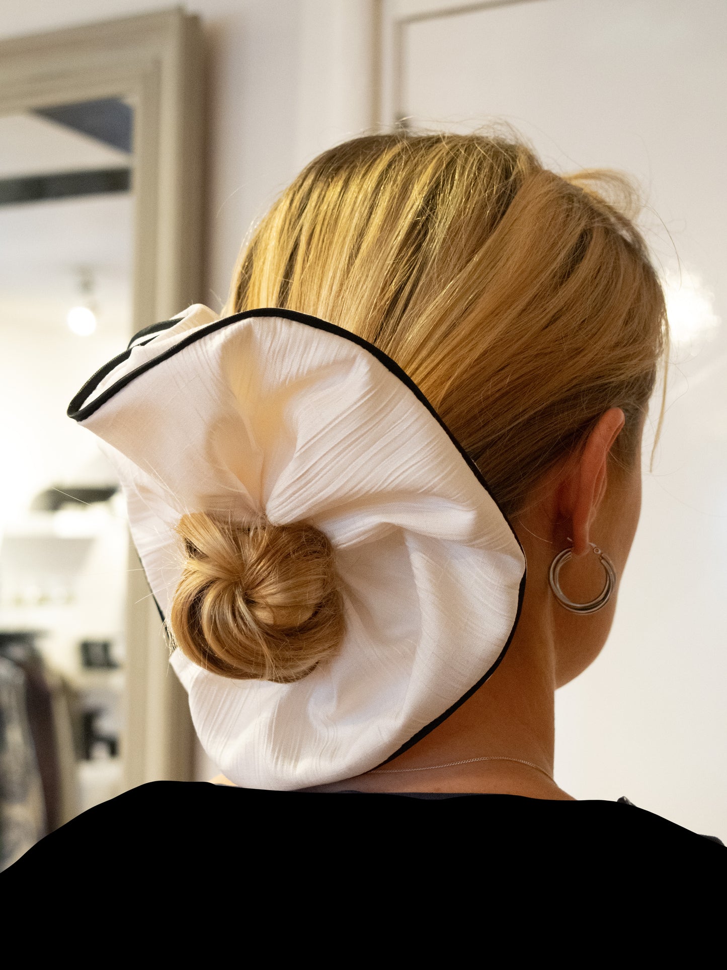 PLISSE SCRUNCHIE WHITE AND BLACK